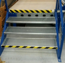 oznakowanie stopni schodów barwami bezpieczeństwa