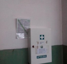 zapewnienie apteczek, instrukcji, oznakowania